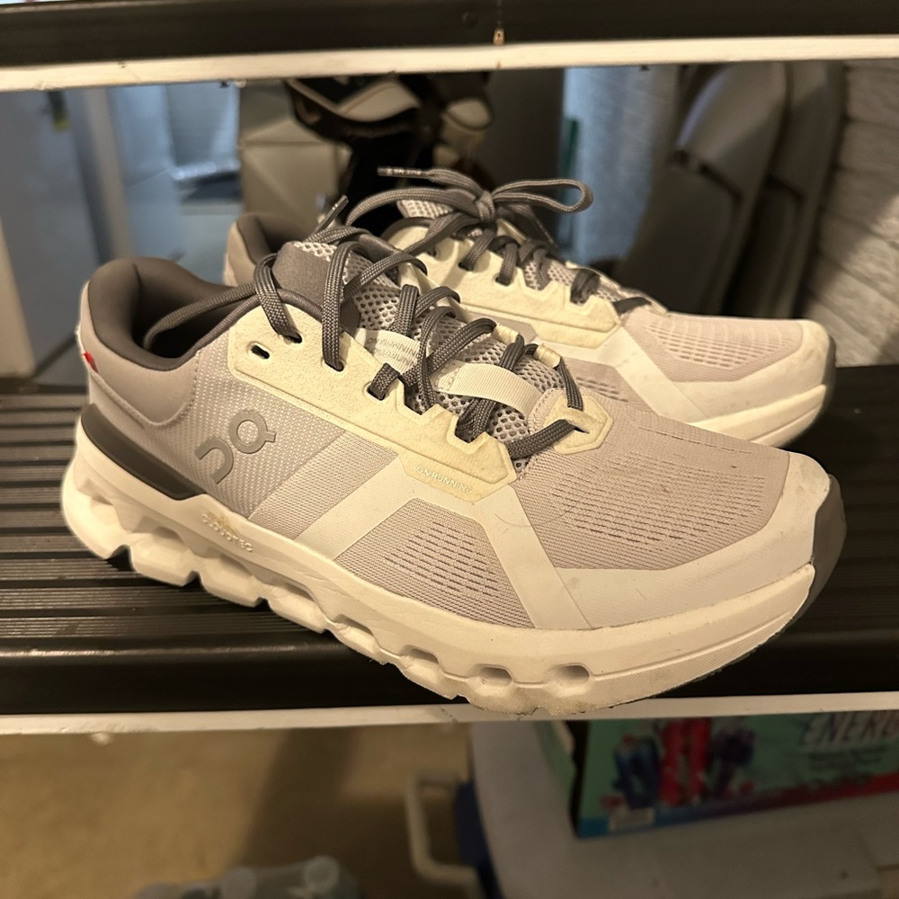ON CLOUD WHITE SHOES 9.5 Women’s